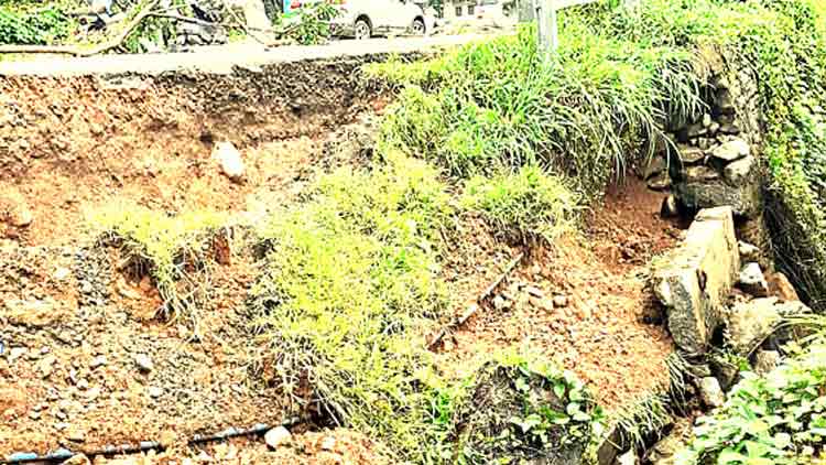 നിർമാണത്തിലെ അപാകത: മാറാടിയിൽ റോഡ് ഇടിഞ്ഞു