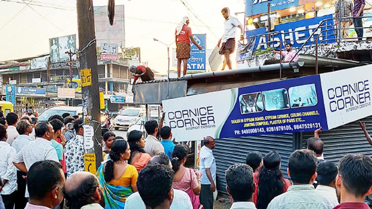 അങ്കമാലിയിലെ വിവാദ കെട്ടിടം പൊളിച്ചുനീക്കി