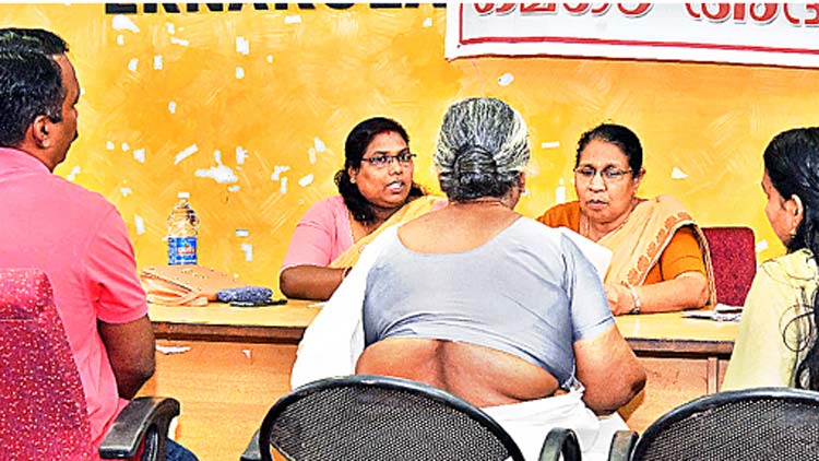 മെഗാ അദാലത്ത്​:  വ്യാ​ജ പീഡന ആ​രോ​പ​ണം; പ​രാ​തി​ക്കാ​രി​ക്ക്​  വ​നി​ത ക​മീ​ഷ​​ൻ ശാ​സ​ന