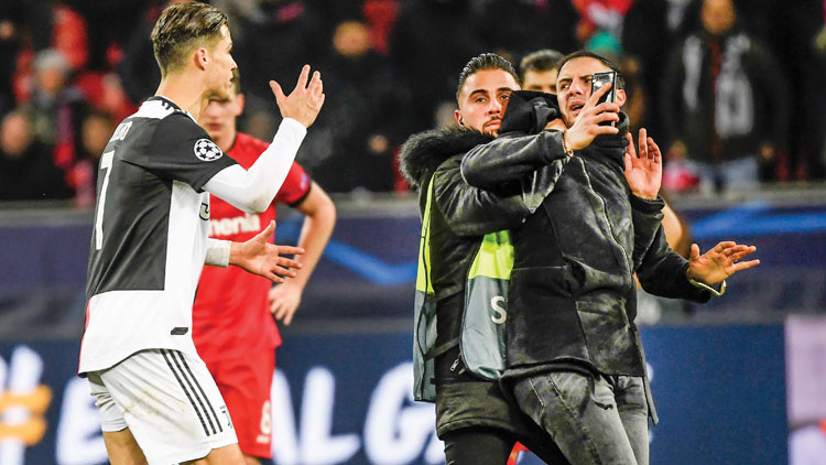 കഴുത്തിന്​ പിടിച്ച്​ ആരാധകൻ; അരിശം തീരാതെ ക്രിസ്​റ്റ്യാനോ