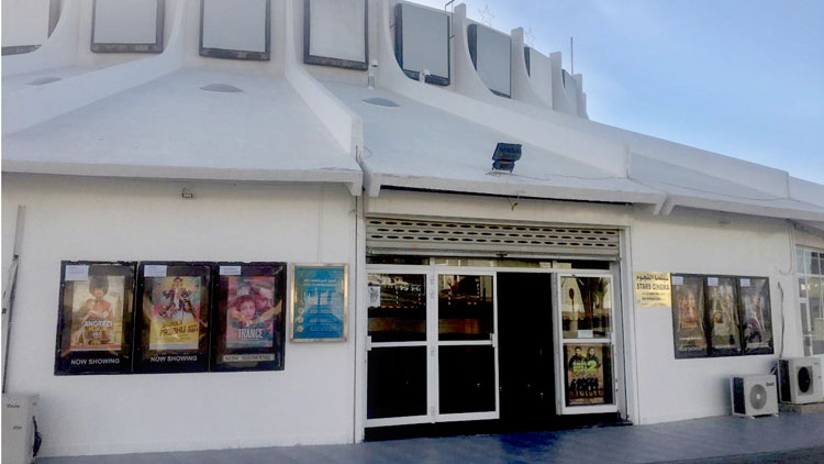 ആ​ളൊ​ഴി​ഞ്ഞ്​  തി​യ​റ്റ​റു​ക​ൾ; പ്ര​ദ​ർ​ശ​നം നി​ർ​ത്താ​ൻ ആ​ലോ​ച​ന