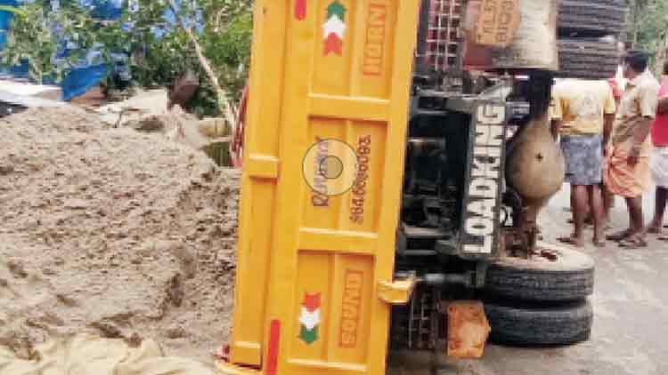പൊലീസിനെ വെട്ടിച്ച് കടന്ന മണല്‍ ലോറി വീടി​െൻറ മതിലിലിടിച്ച് മറിഞ്ഞു