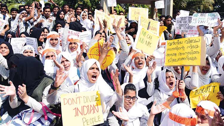 അണയാതെ രോഷം, അലയടിച്ച്​ പ്രതി​േഷധം