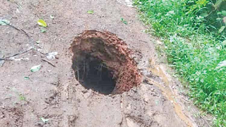 റോ​ഡി​ലെ കു​ഴിയിൽ  കു​ട​ുങ്ങി നാ​ട്ടു​കാ​ർ