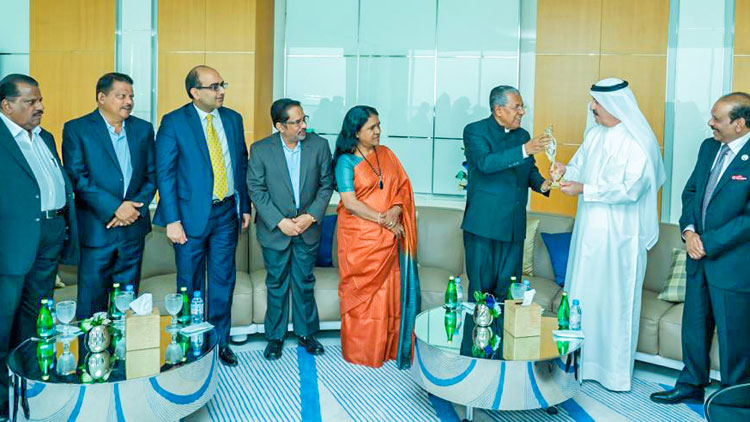 ഉമ്മുൽ ഖുവൈൻ ഭരണാധികാരിയുമായി മുഖ്യമ​ന്ത്രി കൂടിക്കാഴ്ച നടത്തി