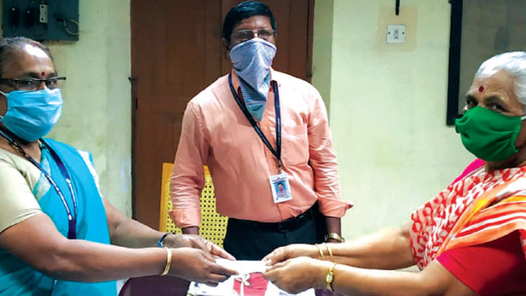 ദുരിതാശ്വാസ നിധിയിലേക്ക്​ തുകയുമായി ഓഫിസിലേക്ക്​ നടന്നെത്തി വയോധിക