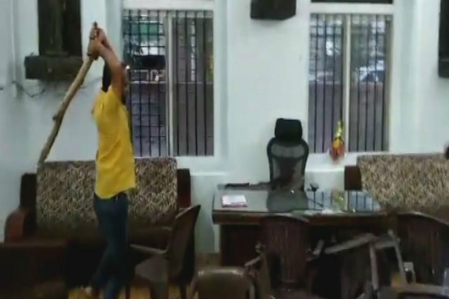 മന്ത്രി സ്ഥാനമില്ല; കോൺഗ്രസ്​ എം.എൽ.എയുടെ അനുയായികൾ പാർട്ടി ഓഫീസ്​ തകർത്തു