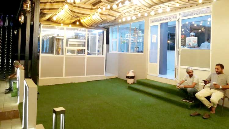 ഇ​വ​ർ കാ​ത് കൂ​ർ​പ്പി​ച്ചി​രി​ക്കു​ന്നു ഒ​രു ഹോ​ൺ കേ​ൾ​ക്കാ​ൻ .....