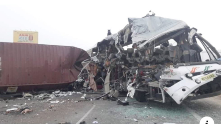 അ​വി​നാ​ശി​യി​ൽ ക​ണ്ടെ​യ്​​ന​ർ ലോ​റി കെ.​എ​സ്.​ആ​ർ.​ടി.​സി ബ​സി​ലി​ടി​ച്ച് 19 മ​ല​യാ​ളി​ക​ൾ മ​രി​ച്ചു -VIDEO