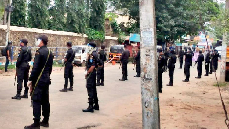 കമാ​ൻഡോകളിറങ്ങി; അതിര്‍ത്തി കടക്കുന്നത്​ നിരോധിച്ചു