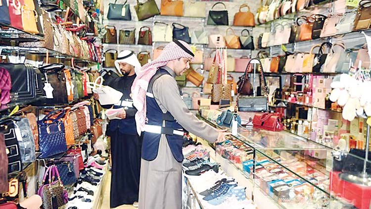 വാ​ണി​ജ്യ മ​ന്ത്രാ​ല​യം ക​ട​ക​ളി​ൽ പ​രി​ശോ​ധ​ന ന​ട​ത്തി