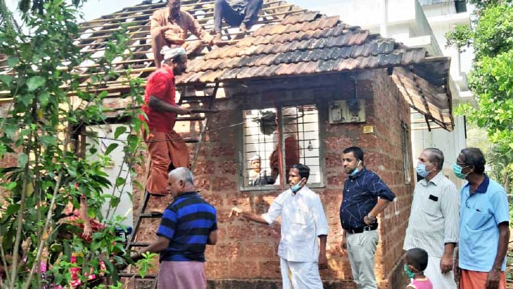 ബീ​ഡി​ത്തൊ​ഴി​ലാ​ളി​യുടെ തകർന്ന വീട് കോൺഗ്രസ് പ്രവർത്തകർ പുതുക്കിപ്പണിതു