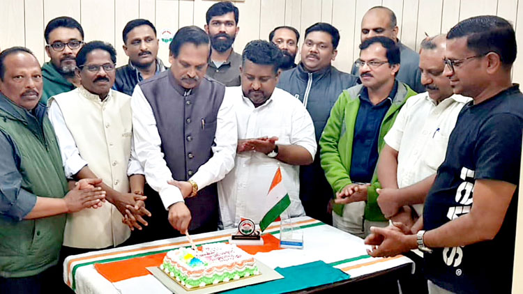 കോ​ൺ​ഗ്ര​സ് ജ​ന്മ​ദി​നം ആ​ഘോ​ഷി​ച്ചു