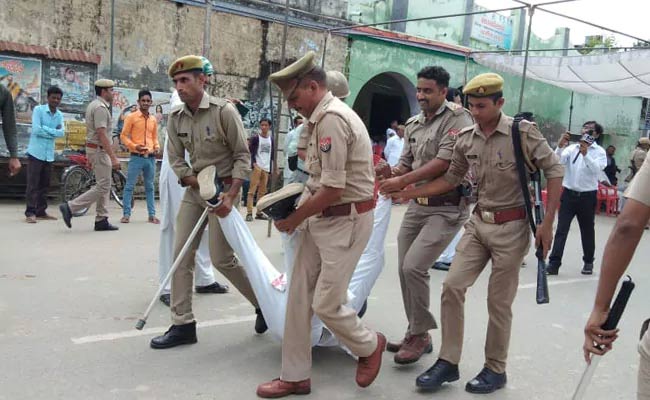 ചിന്മയാനന്ദിനെതിരെ ​ മാർച്ച്​ നടത്താൻ കോൺഗ്രസിന്​ അനുമതിയില്ല; നേതാക്കൾ കസ്​റ്റഡിയിൽ