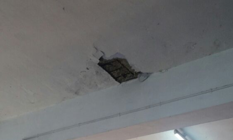 റെയിൽവേ സ്‌റ്റേഷനിൽ കോൺക്രീറ്റ് പാളി അടർന്ന് വീണു ; അപകടം ഒഴിവായി 