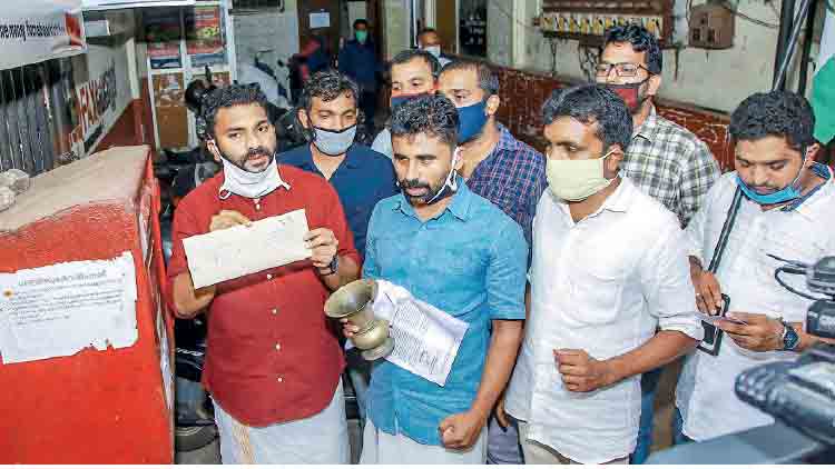 മേ​ന​ക ഗാ​ന്ധി​ക്ക് മ​ല​പ്പു​റ​ത്തി​െൻറ ച​രി​ത്രവും ഭൂ​പ​ട​വും അയച്ചുകൊടുത്ത്​ പ്രതിഷേധം