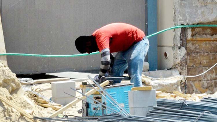 വി​ല​ക്ക്​ ലം​ഘി​ച്ച്​ ഉ​ച്ച​സ​മ​യ​ത്ത്​ പു​റം ജോ​ലി തു​ട​രു​ന്ന​താ​യി റി​പ്പോ​ർ​ട്ട്​