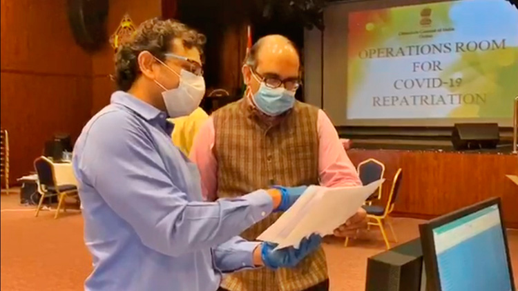 ആ​ശ്വാ​സ ചി​റ​കി​ലേ​റി നാ​ട്ടി​േ​ല​ക്ക്