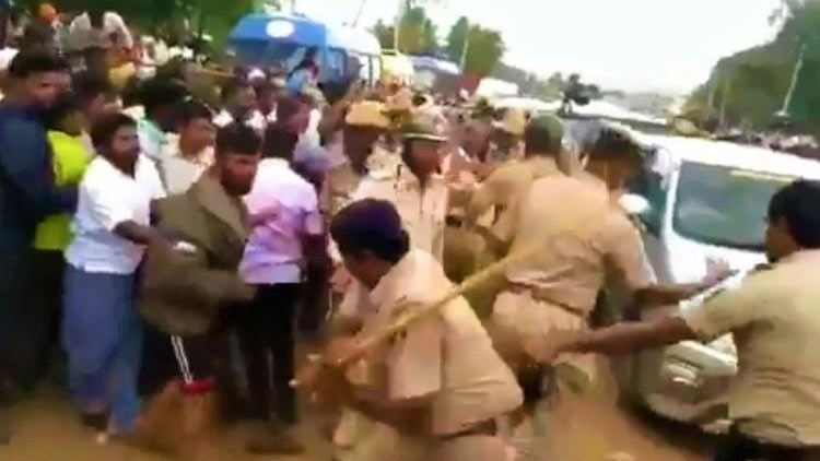 cops-beaten-flood-victims