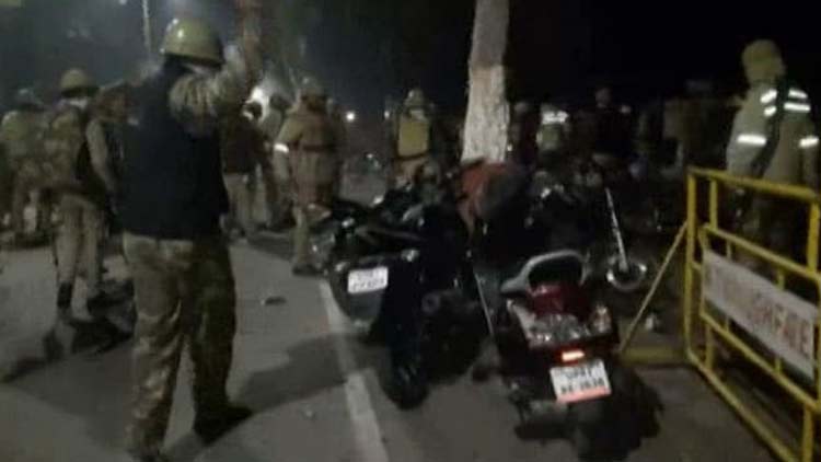 അലിഗഢിൽ റോഡരികിലെ ബൈക്കുകൾ അടിച്ചു തകർത്തത് പൊലീസ് -VIDEO