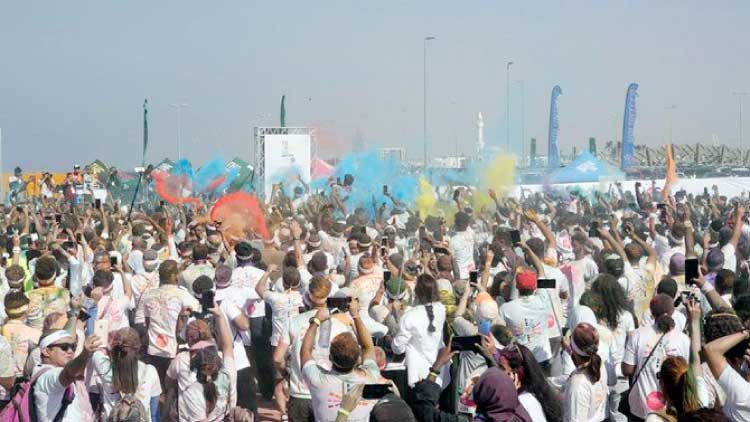 വ​ർ​ണ​ങ്ങ​ളി​ൽ കു​ളി​ച്ച്​ യു​വ​ത; ജി​ദ്ദ ക​ള​ര്‍ റ​ണ്ണി​ൽ 10,000 പേ​ർ