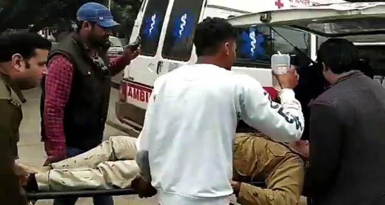 യു.പിയില്‍ ഇരട്ടക്കൊല കേസ്​ പ്രതിയെ കോടതി മുറിക്കുള്ളിൽ വെടിവച്ച് കൊന്നു