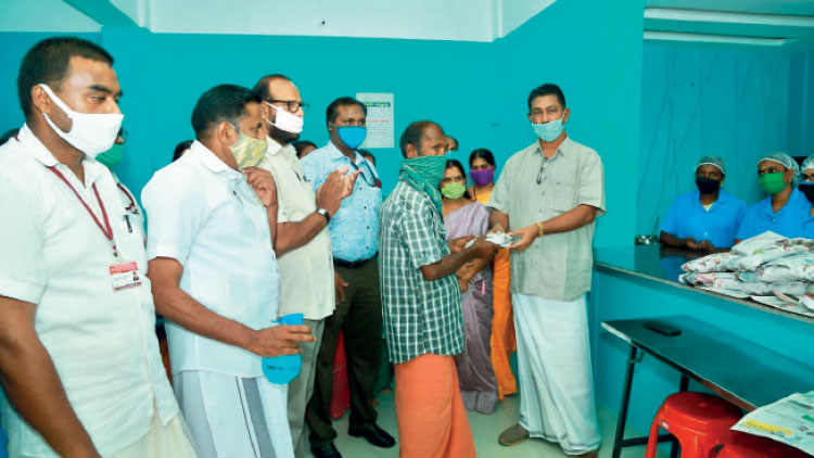 പോ​ക്ക​റ്റ് നോ​ക്ക​ണ്ട, വി​ശ​ന്നാ​ൽ വ​ന്നു​ക​ഴി​ക്കാം