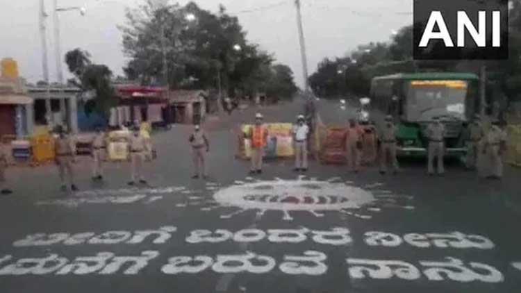 ‘നിങ്ങൾ റോഡിലിറങ്ങിയാൽ ഞങ്ങൾ വീടുകളിലെത്തും’ ശ്രദ്ധനേടി ബംഗളൂരു ട്രാഫിക് പൊലീസിൻെറ സന്ദേശം ‘നിങ്ങൾ റോഡിലിറങ്ങിയാൽ ഞങ്ങൾ വീടുകളിലെത്തും’ ശ്രദ്ധനേടി ബംഗളൂരു ട്രാഫിക് പൊലീസിൻെറ സന്ദേശം