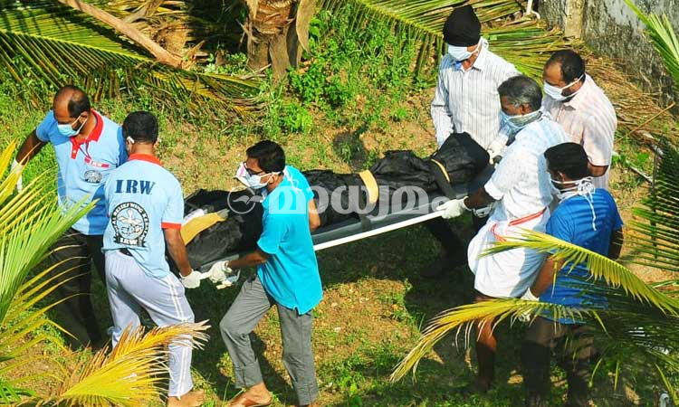 സേഠ് യാക്കൂബ് ഹുസൈൻെറ മൃതദേഹം ഖബറടക്കി; ബന്ധുക്കൾ വീഡിയോ േകാളിലൂടെ കണ്ടു സേഠ് യാക്കൂബ് ഹുസൈൻെറ മൃതദേഹം ഖബറടക്കി; ബന്ധുക്കൾ വീഡിയോ േകാളിലൂടെ കണ്ടു