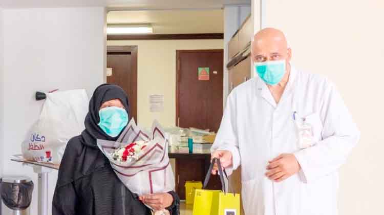 കോ​വി​ഡ് രോ​ഗ​മു​ക്തി നേ​ടി​യ 82കാ​രി​യെ ആ​രോ​ഗ്യ മ​ന്ത്രാ​ല​യം ആ​ദ​രി​ച്ചു