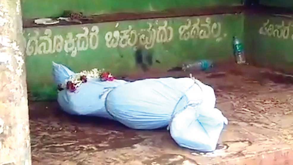 കോവിഡ് ഭീതി: മൃതദേഹം ബസ് സ്റ്റോപ്പിൽ ഉപേക്ഷിച്ചു കോവിഡ് ഭീതി: മൃതദേഹം ബസ് സ്റ്റോപ്പിൽ ഉപേക്ഷിച്ചു