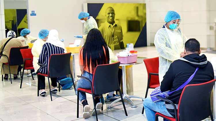 അ​തി​ർ​ത്തി ക​ട​ക്കാ​ൻ ആ​യി​ര​ങ്ങ​ൾ; പ​രി​ശോ​ധ​ന കേ​ന്ദ്ര​ത്തി​ൽ വ​ൻ തി​ര​ക്ക്​