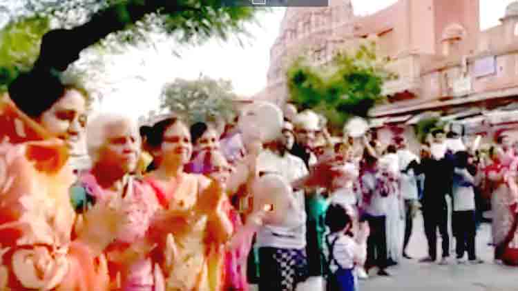 തെരുവ്​ കീഴടക്കി ജനത കർഫ്യൂ ആഘോഷം; പ്രധാനമന്ത്രിക്കെതിരെ ശിവസേന