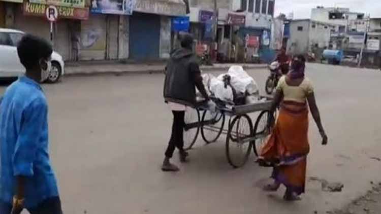 കോവിഡ് ഭീതിയെ തുടർന്ന് ബന്ധുക്കൾ കൈയൊഴിഞ്ഞു: ഭർത്താവിെൻറ മൃതദേഹം ഉന്തുവണ്ടിയിൽ ശ്മശാനത്തിലെത്തിച്ച് ഭാര്യ