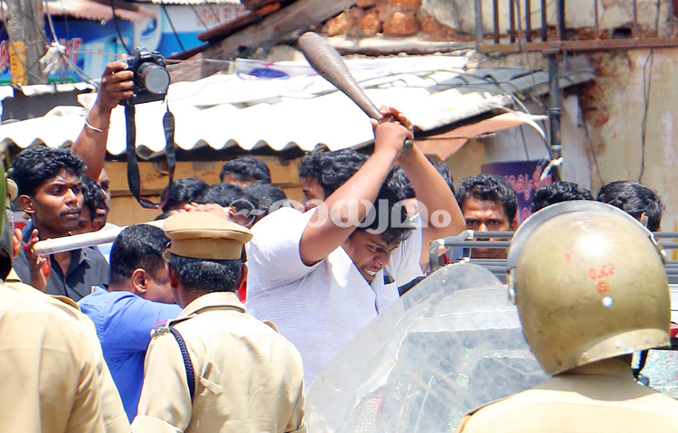 ഹ​ർ​ത്താ​ൽ പൂ​ർ​ണം; പ​ര​ക്കെ അ​ക്ര​മം  