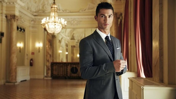 100 കോ​ടി ഡോ​ള​ർ സ​മ്പാ​ദ്യം; ആ​ദ്യ ഫു​ട്​​ബാ​ള​റായി  ക്രി​സ്​​റ്റ്യാ​നോ