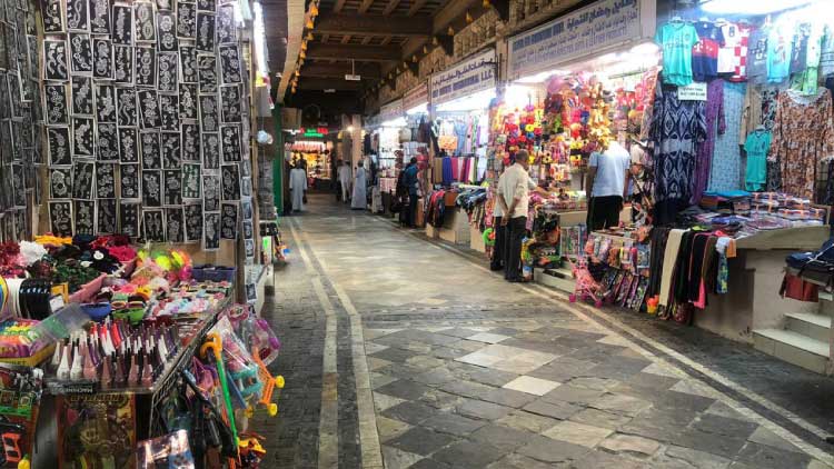 ക്രൂ​സ്​ ക​പ്പ​ൽ നി​ർ​ത്തി; ആ​ളൊ​ഴി​ഞ്ഞ്​ സൂ​ഖ്​