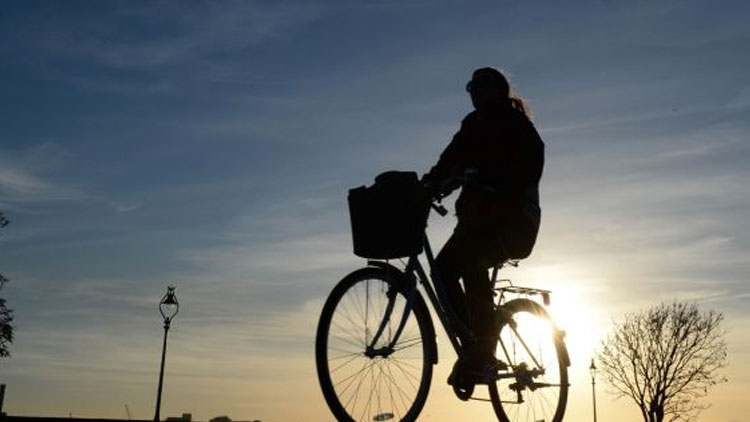 ആശുപത്രിയിലേക്ക്​ സൈക്കിളിൽ; യുവതി റോഡിൽ പ്രസവിച്ചു