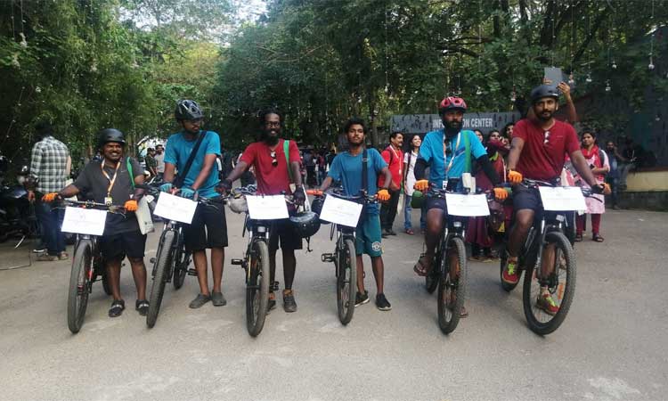 കാസർകോട് നിന്ന് സൈക്കിൾ ചവിട്ടി അവരെത്തി; സിനിമയിലലിയാൻ