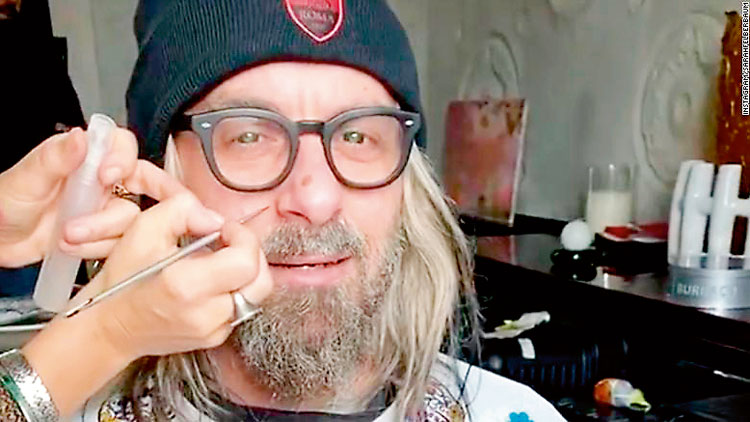 വേ​ഷം​മാ​റി ഗാ​ല​റി​യി​ലി​രു​ന്ന്​ റോ​മ​യ​ു​ടെ ഇ​തി​ഹാ​സം