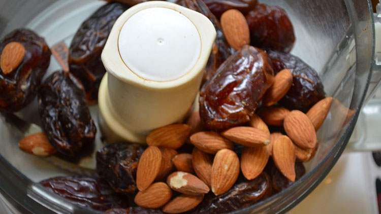 മീറ്റിങിന് ബിസ്ക്കറ്റ് വേണ്ട; ഈത്തപ്പഴവും ബദാമും മതി