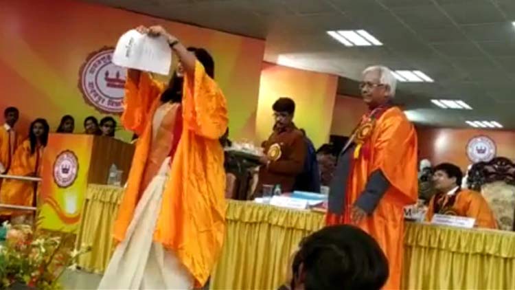 ജാദവ്പുരിലെ ബിരുദദാന ചടങ്ങില്‍ പൗരത്വ നിയമ ഭേദഗതി വലിച്ചുകീറി പ്രതിഷേധം -VIDEO