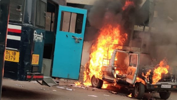 ഡൽഹി തീസ്​​ ഹസാരി കോടതിയിൽ അഭിഭാഷകരും പൊലീസും ഏറ്റുമുട്ടി; വെടിവെപ്പ്