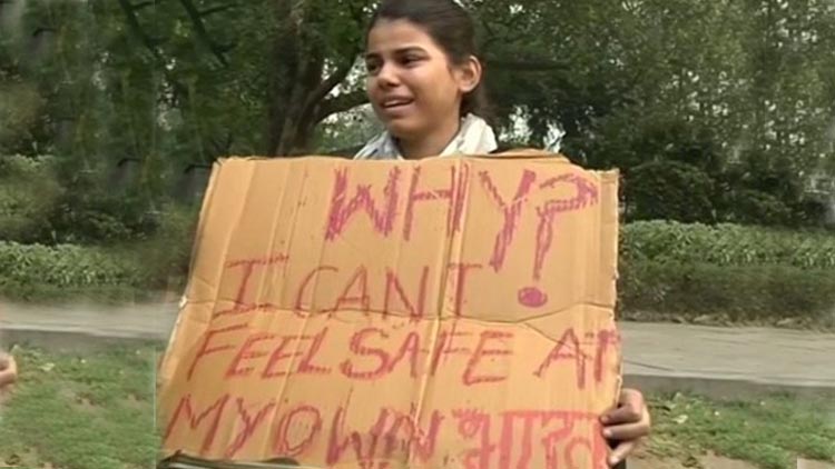 delhi-girl-sit-protest