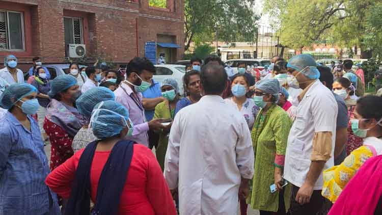 സുരക്ഷ കിറ്റുകളില്ല: ഡൽഹിയിൽ നഴ്​സുമാരുടെ സമരം