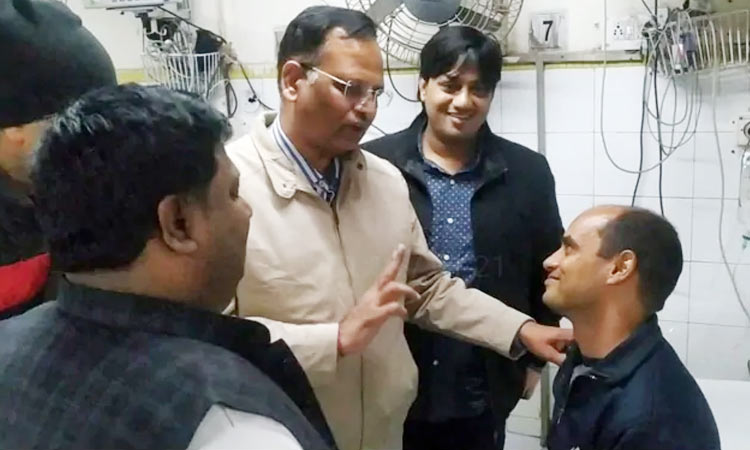 delhi-minister-met-fireman-rajesh-shukla