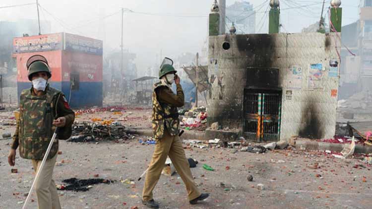 അക്രമം ആസൂത്രിതം; കുടപിടിച്ച്​ പൊലീസ്​