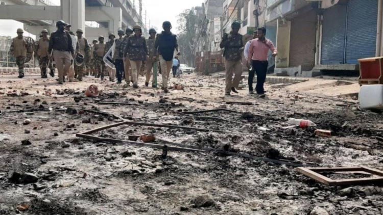 ഇ​ര​ച്ചെ​ത്തി​യ അ​ക്ര​മി​ക​ൾ ലൈം​ഗി​കാ​തി​ക്ര​മം തു​ട​ങ്ങി; ര​ക്ഷ​പ്പെ​ട്ട​ത്​ ഒ​ന്നാം​നി​ല​യി​ൽ​നി​ന്ന്​ ചാ​ടി