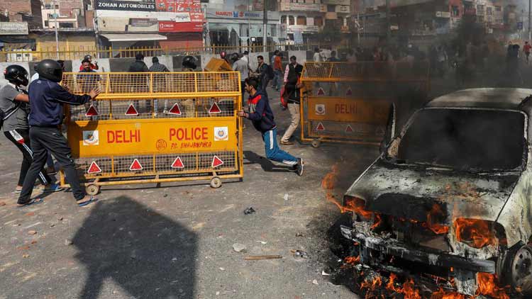‘നടപടിയില്ല’ ‘പരാതി തീർപ്പുകൽപ്പിച്ചിട്ടില്ല’; കലാപത്തിന്​ ചൂട്ടുപിടിച്ച്​ ഡൽഹി പൊലീസും