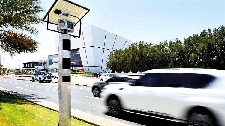 കാ​ത​ട​പ്പി​ച്ച് പാ​യു​ന്ന വാ​ഹ​ന​ങ്ങ​ളെ  പി​ടി​കൂ​ടാ​ൻ ഷാ​ർ​ജ​യി​ൽ റ​ഡാ​റെ​ത്തി